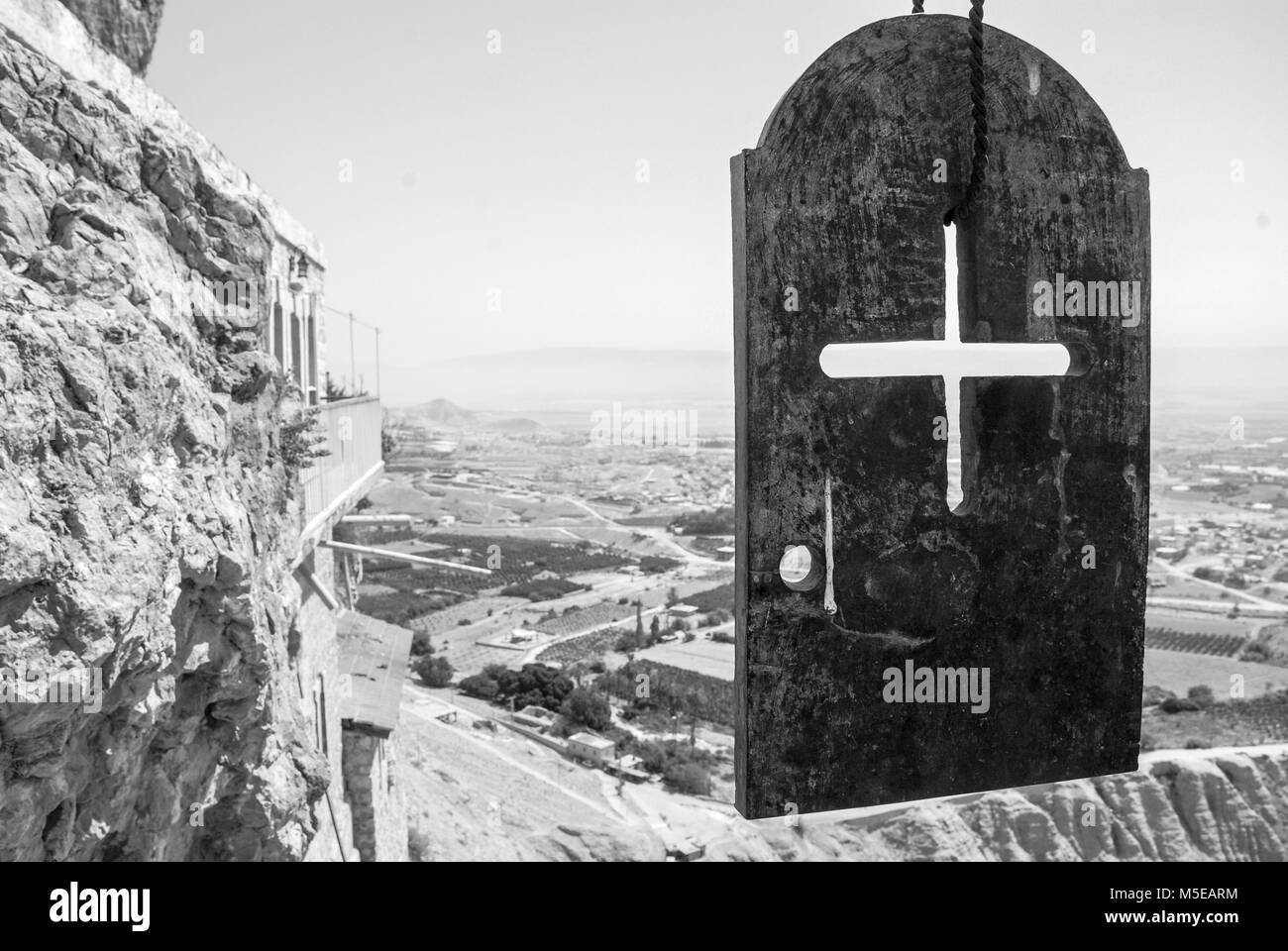 Image noir et blanc d'une croix sur une plaque de métal sur le dessus du monastère de la tentation, un monastère chrétien orthodoxe, situé dans la région de Jéricho, est Banque D'Images