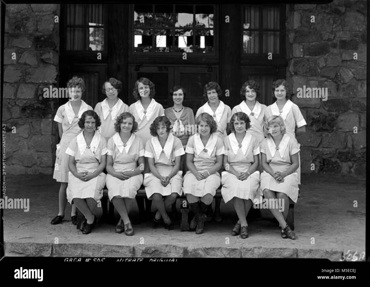 Grand Canyon Rim Lodge historique ni domestiques c 13 Femme de chambre cabine posent à l'EXTÉRIEUR DE L'ENTRÉE PRINCIPALE DU GRAND CANYON LODGE, NORTH RIM. 20 JUILLET 1930 Banque D'Images