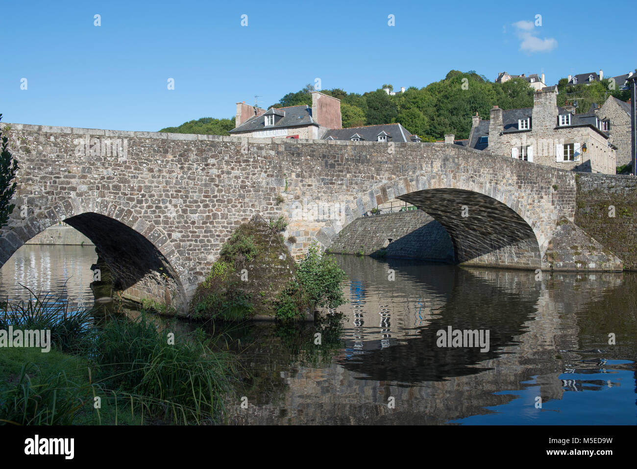 L'ancien pont de pierre, appelé le vieux pont, sur la Rance, dans le Port De Dinan, Bretagne, France. Banque D'Images