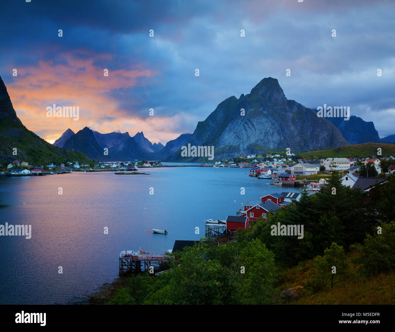 Le village de pêcheurs de Reine dans les Lofoten, Norvège Banque D'Images
