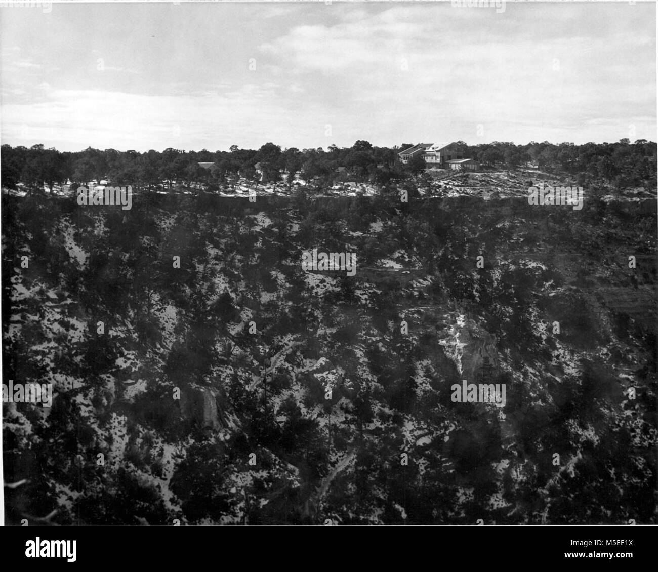 Grand Canyon Point Maricopa HOGAN (PROPRIÉTÉ - KACHINA LODGE GRAND CANYON INN) du point de Maricopa, montrant des cabines et RIM LODGE PRINCIPAL. Partie DE CANYON TRAIL VISIBLE AU PREMIER PLAN. Vers 1954. . Banque D'Images