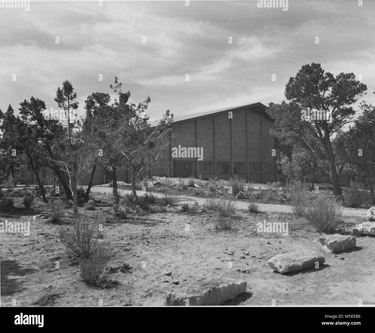 Grand Canyon Nouvelle école Historique Construction terminée VUE DE FACE DU NOUVEAU BÂTIMENT DE L'ÉCOLE SECONDAIRE À LA SUITE DE SA RÉALISATION ET L'AMÉNAGEMENT PAYSAGER. Banque D'Images