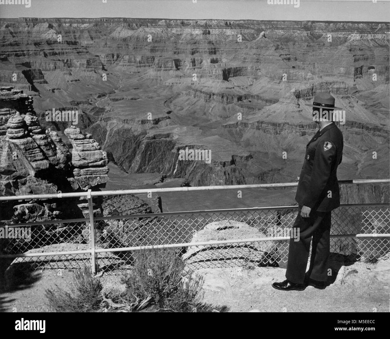 Grand Canyon Point Téma PHOTOGRAPHIE PRISE À MATHER POINT DE SURVEILLANCE DE PARK RANGER PHILLIP IVERSEN, 1 mars 1961. Cette PHOTO A ÉTÉ FAIT POUR MONTRER UN RANGER CORRECTEMENT SUR LE CANYON en uniforme. Banque D'Images