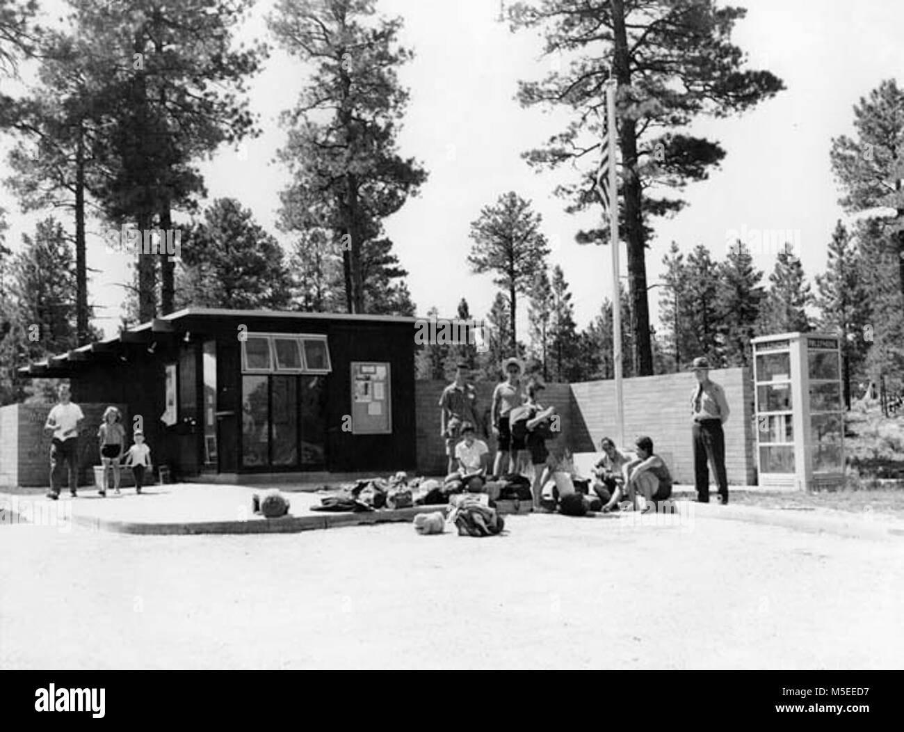 Grand Canyon- Téma Station Camping VISITEURS À MISSION 66 MATHER CAMPGROUND RANGER STATION, S RIM, GRCA. 07 septembre 1961. . Banque D'Images