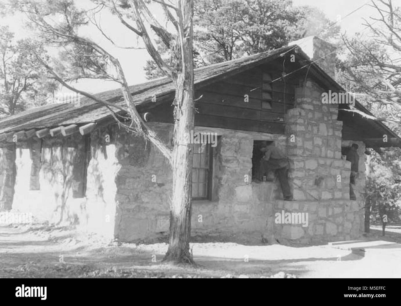 Grand Canyon à l'entretien des immeubles de l'ECW SUR LA CHEMINÉE DU DORTOIR RANGER, bâtiment 76. 24 mai 1934. . Banque D'Images