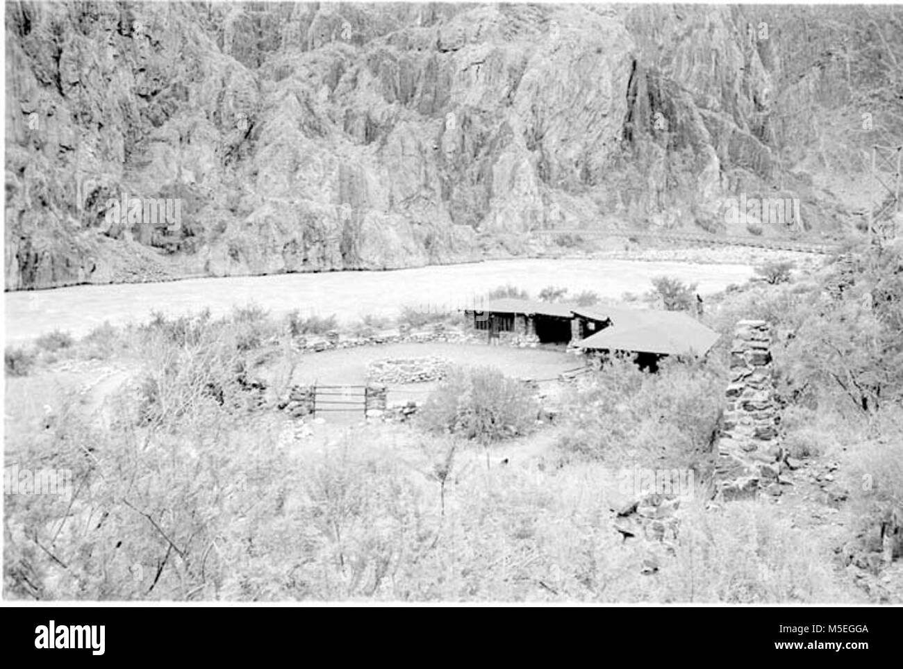 Grand Canyon- Historique Park Service Mule MULE Corral BARN - BLDG 222. PHANTOM RANCH À SW. Au-delà de la rivière Colorado. 20 juillet 1985. CLEELAND , Banque D'Images