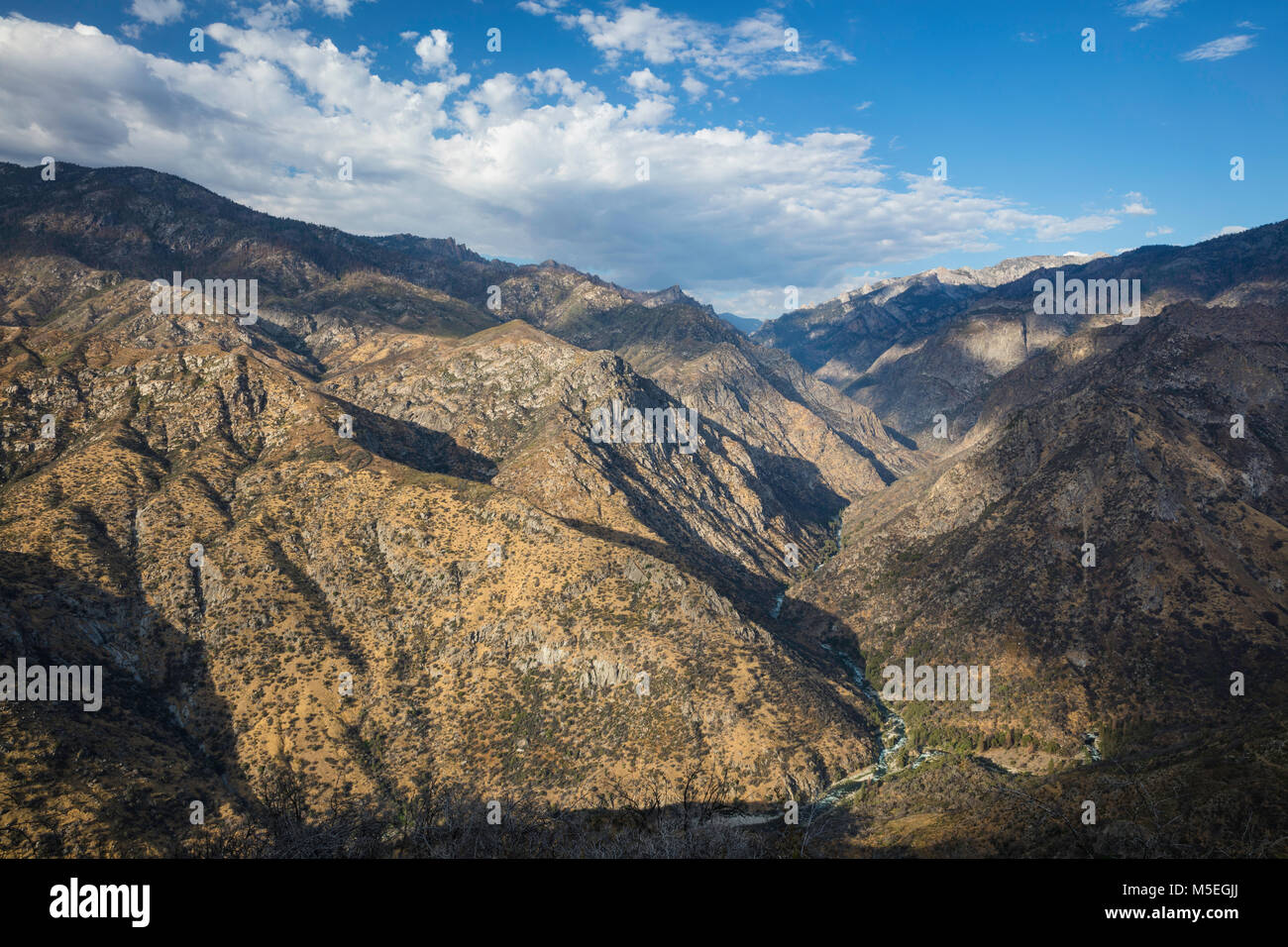 Middle Fork River Kings vu depuis le Kings Canyon Scenic Byway, Kings Canyon National Park, Californie Banque D'Images