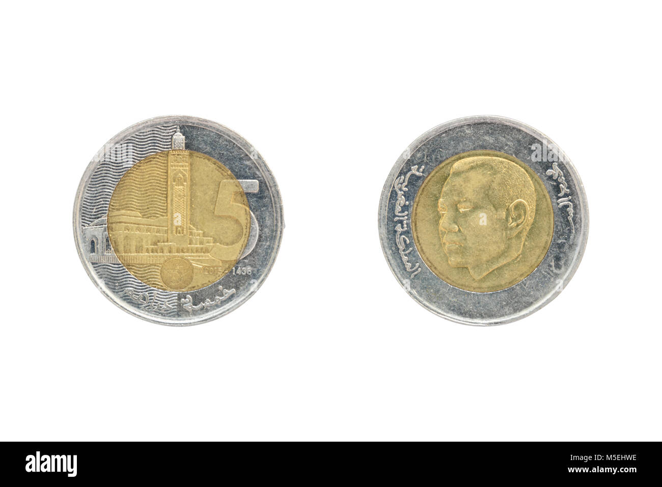 Cinq pièces de monnaie dirham marocain isolé sur fond blanc Banque D'Images