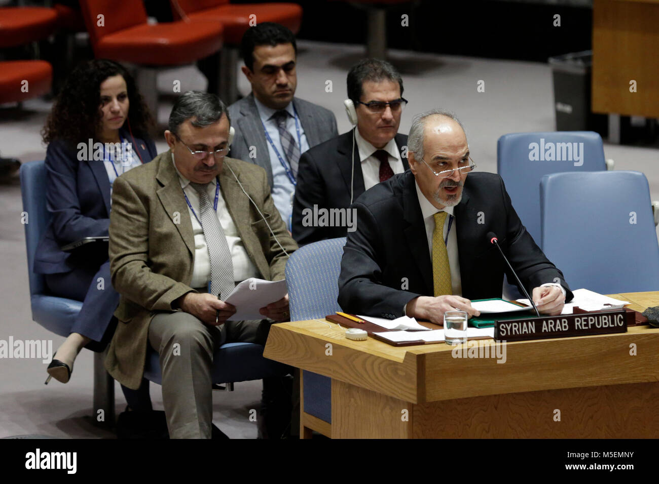 Organisation des Nations Unies, New York, USA. Feb 22, 2018. L'ambassadeur syrien à l'Organisation des Nations Unies M. Bashar Ja'afari (avant) traite d'une réunion du Conseil de sécurité des Nations Unies sur la situation en Syrie au siège des Nations Unies à New York, le 22 février 2018. Le Conseil de sécurité des Nations Unies a eu des entretiens jeudi sur la situation en Syrie de l'Est de l'enclave du conflit de Ghouta, mais n'a pas réussi à s'entendre sur une résolution appelant à un ceasfire de 30 jours dans ce pays déchiré par la guerre. Credit : Muzi Li/Xinhua/Alamy Live News Banque D'Images