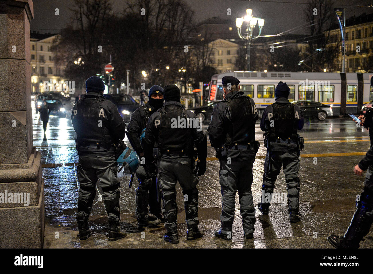 22 février, 2018 - Turin, Italy-February 22, 2018 : manifestation de protestation anti-fasciste contre le candidat du parti politique fasciste Casapound. Des affrontements entre la police et les antagonistes à Turin Crédit : Stefano Guidi/ZUMA/Alamy Fil Live News Banque D'Images