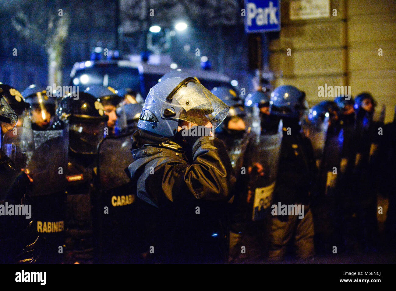 22 février, 2018 - Turin, Italy-February 22, 2018 : manifestation de protestation anti-fasciste contre le candidat du parti politique fasciste Casapound. Des affrontements entre la police et les antagonistes à Turin Crédit : Stefano Guidi/ZUMA/Alamy Fil Live News Banque D'Images