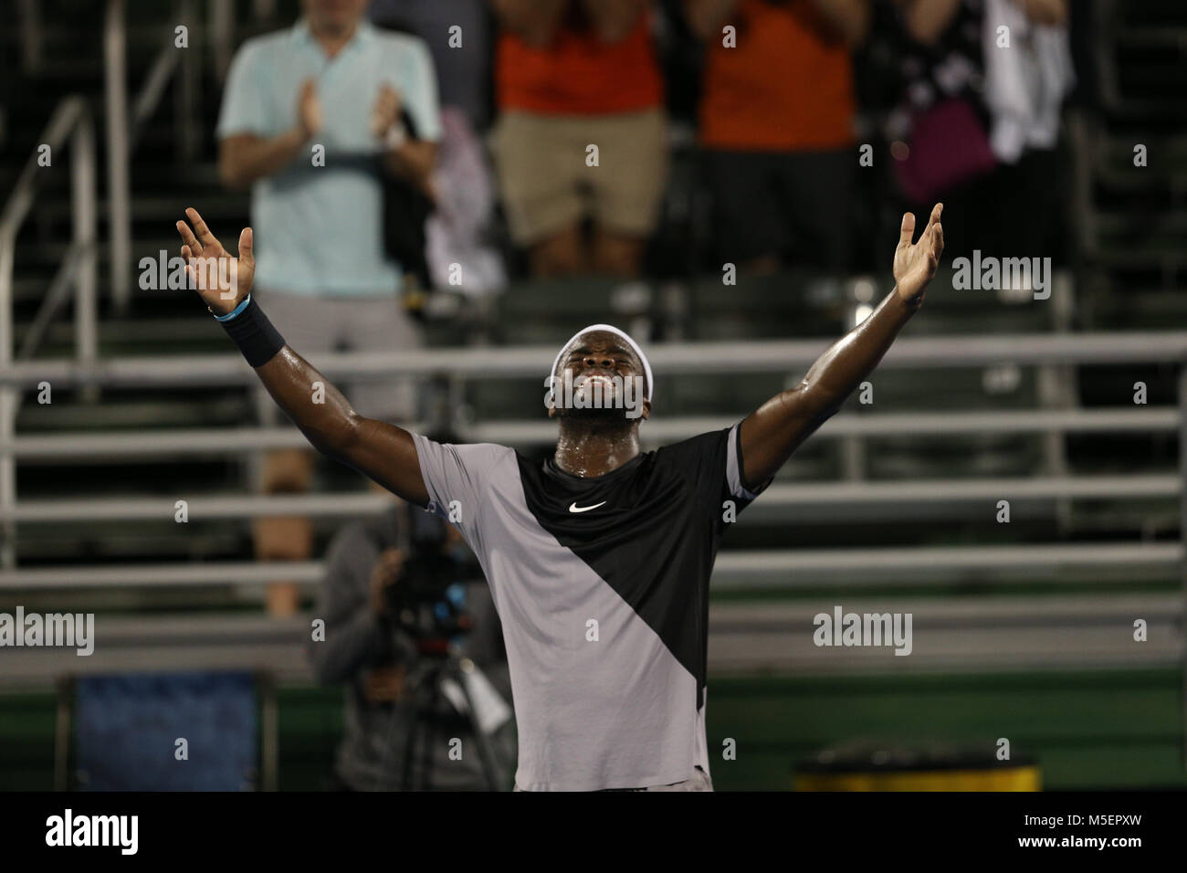 Delray Beach, FL - Frances Tiafoe de USA célèbre sa victoire contre Juan Martin Del Potro de l'Argentine au cours de l'Open de Delray Beach en 2018. (Photo par Mauricio Paiz) Credit : Mauricio Paiz/Alamy Live News Banque D'Images