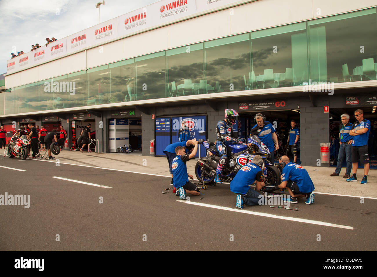 Phillip Island, Australie. Feb 23, 2018. Championnat du Monde FIM Superbike. Phillip Island, Australie. Les équipes du Monde Superbike entreprendre un changement de pneus obligatoire session pratique à la fin de la troisième pratique libre pour la journée. Credit : Russell Hunter/Alamy Live News Banque D'Images