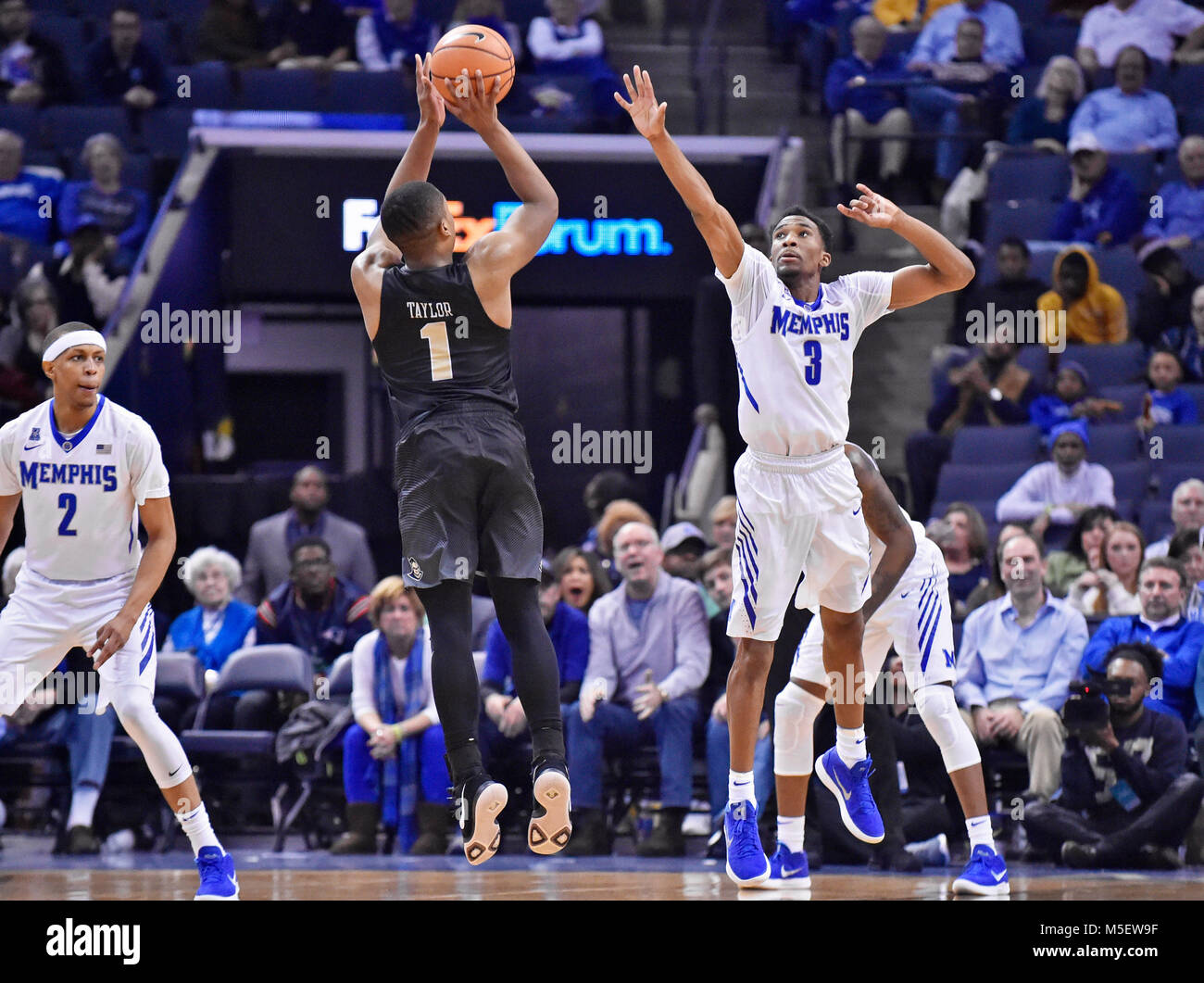 Memphis, TN, USA. Feb 11, 2018. Memphis Tigers guard Jérémie Martin (3) tente de bloquer le tir d'un joueur de chevaliers du centre de la Floride au cours de la seconde moitié d'un match de basket-ball de NCAA college au FedEx Forum de Memphis, TN. Le centre de la Floride a gagné 66-64. McAfee Austin/CSM/Alamy Live News Banque D'Images