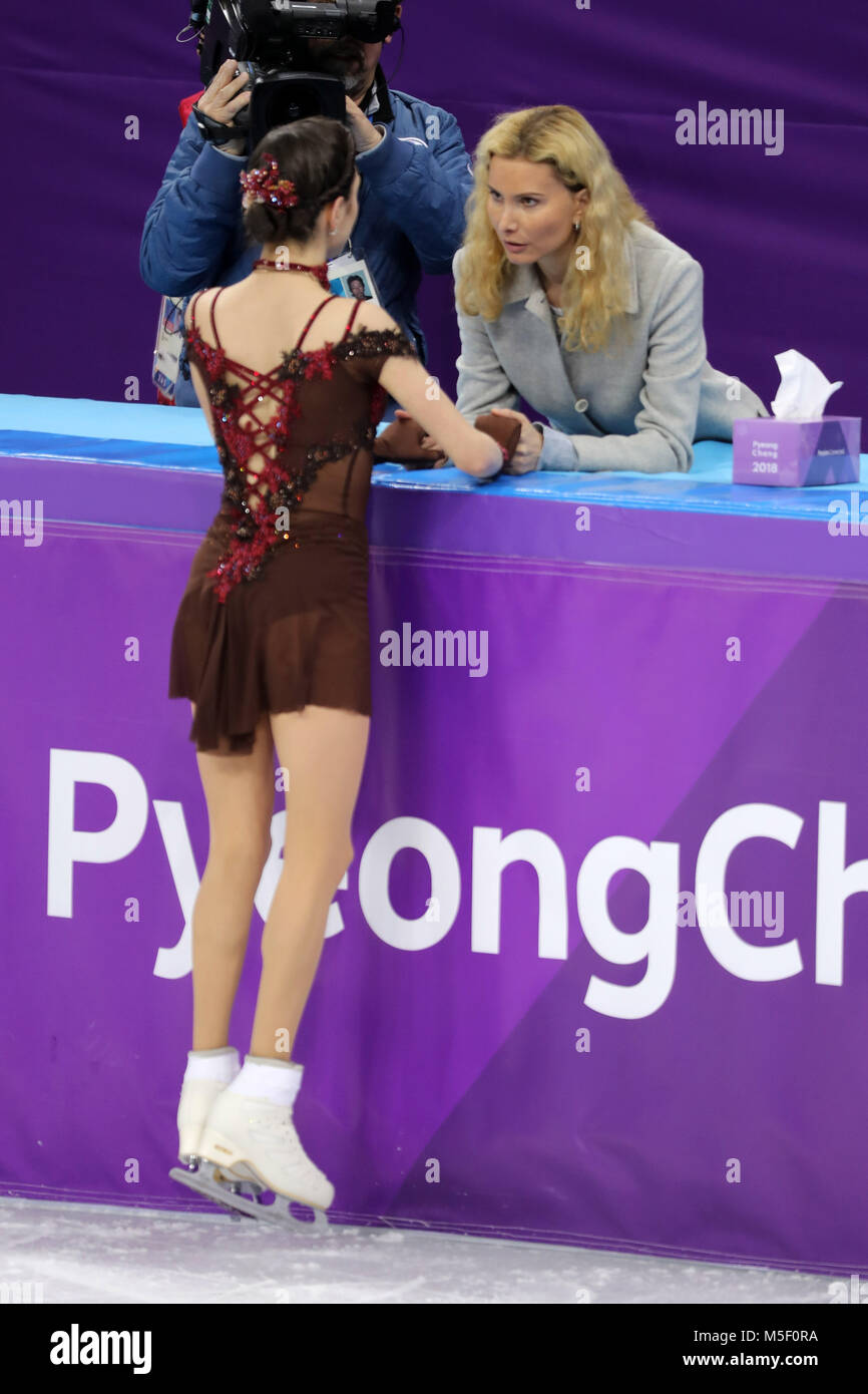Gangneung, Corée du Sud. Feb 23, 2018. 18 ans, gagnant la médaille d'Evgenia MEDVEDEVA de la Russie parle avec l'entraîneur ETERI TUTBERIDZE avant de commencer sa routine au cours de la Figure Skating : Ladies Single patinage libre à Gangneung Ice Arena pendant le 2018 Jeux Olympiques d'hiver de Pyeongchang. Crédit : Scott Mc Kiernan/ZUMA/Alamy Fil Live News Banque D'Images