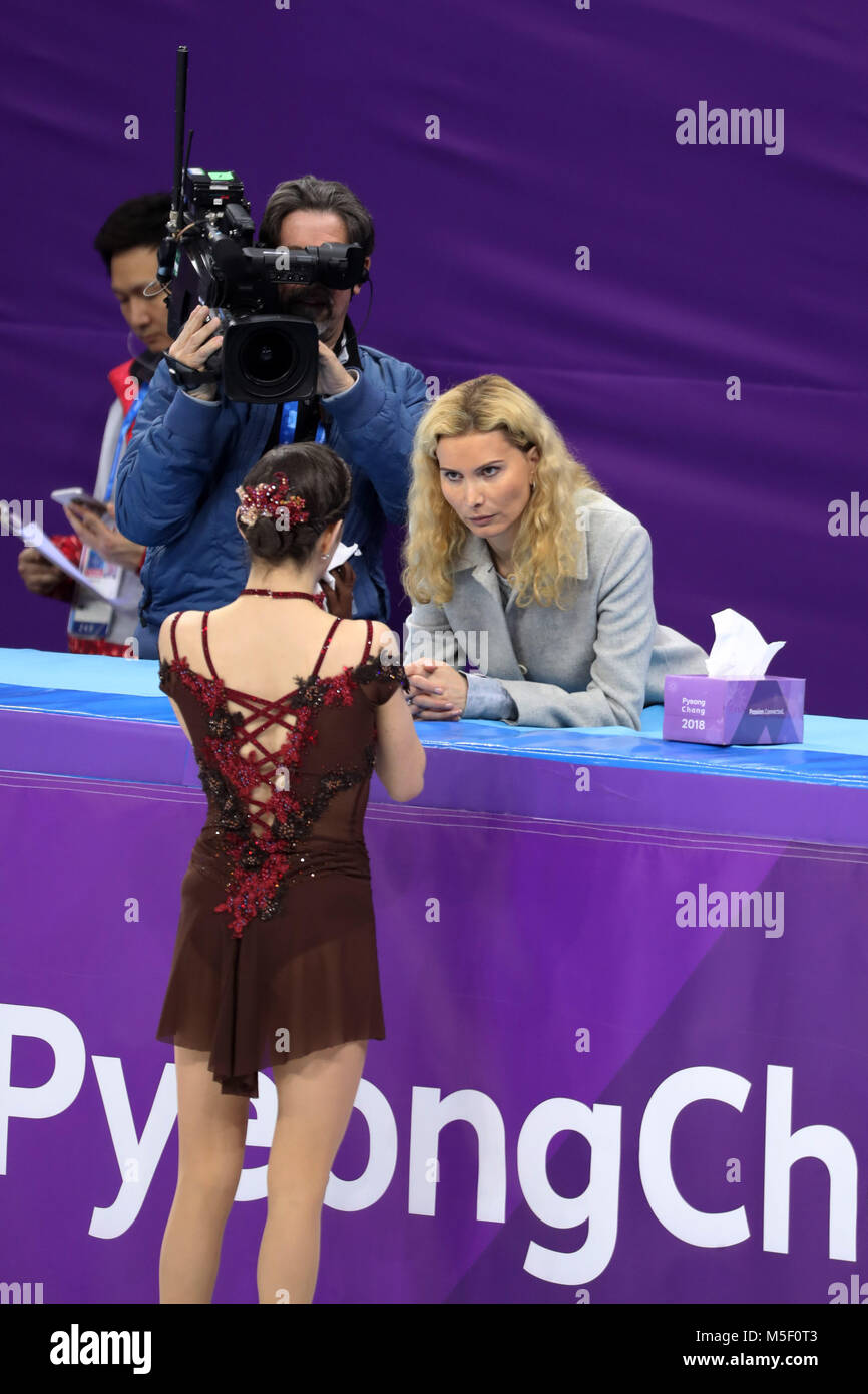 Gangneung, Corée du Sud. Feb 23, 2018. 18 ans, gagnant la médaille d'Evgenia MEDVEDEVA de la Russie parle avec l'entraîneur ETERI TUTBERIDZE avant de commencer sa routine au cours de la Figure Skating : Ladies Single patinage libre à Gangneung Ice Arena pendant le 2018 Jeux Olympiques d'hiver de Pyeongchang. Crédit : Scott Mc Kiernan/ZUMA/Alamy Fil Live News Banque D'Images