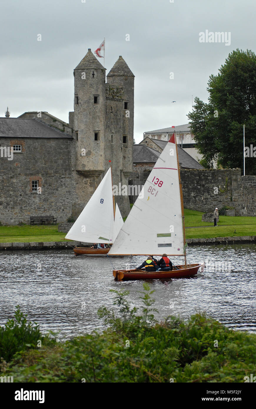 L'eau d'un Wag (gauche) et une voile One Design Shannon Château Enniskillen passé au cours de la première étape de la navigation intérieure de Lakelands Raid à l'Irlande. Emplacement : London, England. Date : septembre 2012. Credit : Nic Compton. Banque D'Images