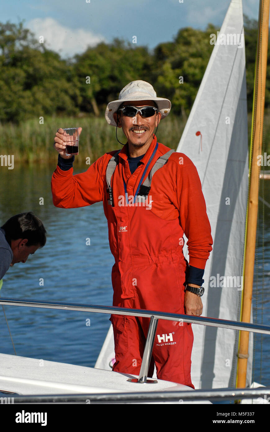 Ancien champion de tornade Akeda Koji a gagné la classe One Design Shannon dans la première Lakelands & Inland Waterways Ireland Raid à la voile d'un bateau prêté par le lac Ree Club de voile. Un ancien pilote d'avion, Koji a navigué sur sept raids précédents. Lieu : rivière Shannon, Irlande. Date : septembre 2012. Credit : Nic Compton. Banque D'Images