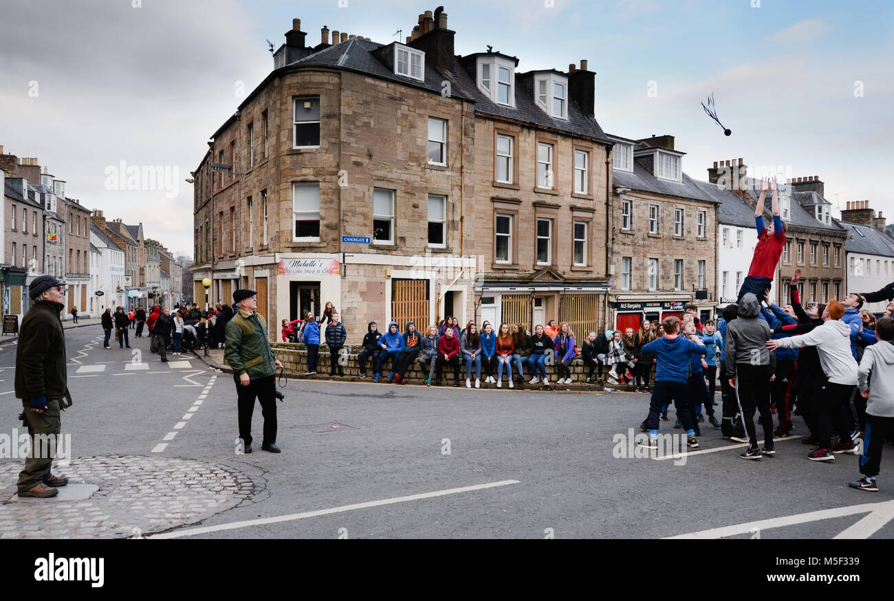 Jedburgh, Scottish Borders, au Royaume-Uni. 22 Février, 2018. La Ba est jeté dans l'un des jeux de garçons, qui sont beaucoup plus rapides que les jeux Mens mais non moins rugueux. L'assemblée annuelle de la main jeu Ba' à la frontière écossaise ville de Jedburgh a lieu chaque année le jeudi après l'Fastern E'en. Il a été joué pendant des siècles et ses orgins se perdent dans la nuit des temps, la tradition est parfois attribuée à 1548 lorsqu'une partie de la récupération de l'Écossais, le château de Ferniehirst Crédit : Troy GO images/Alamy Live News Banque D'Images