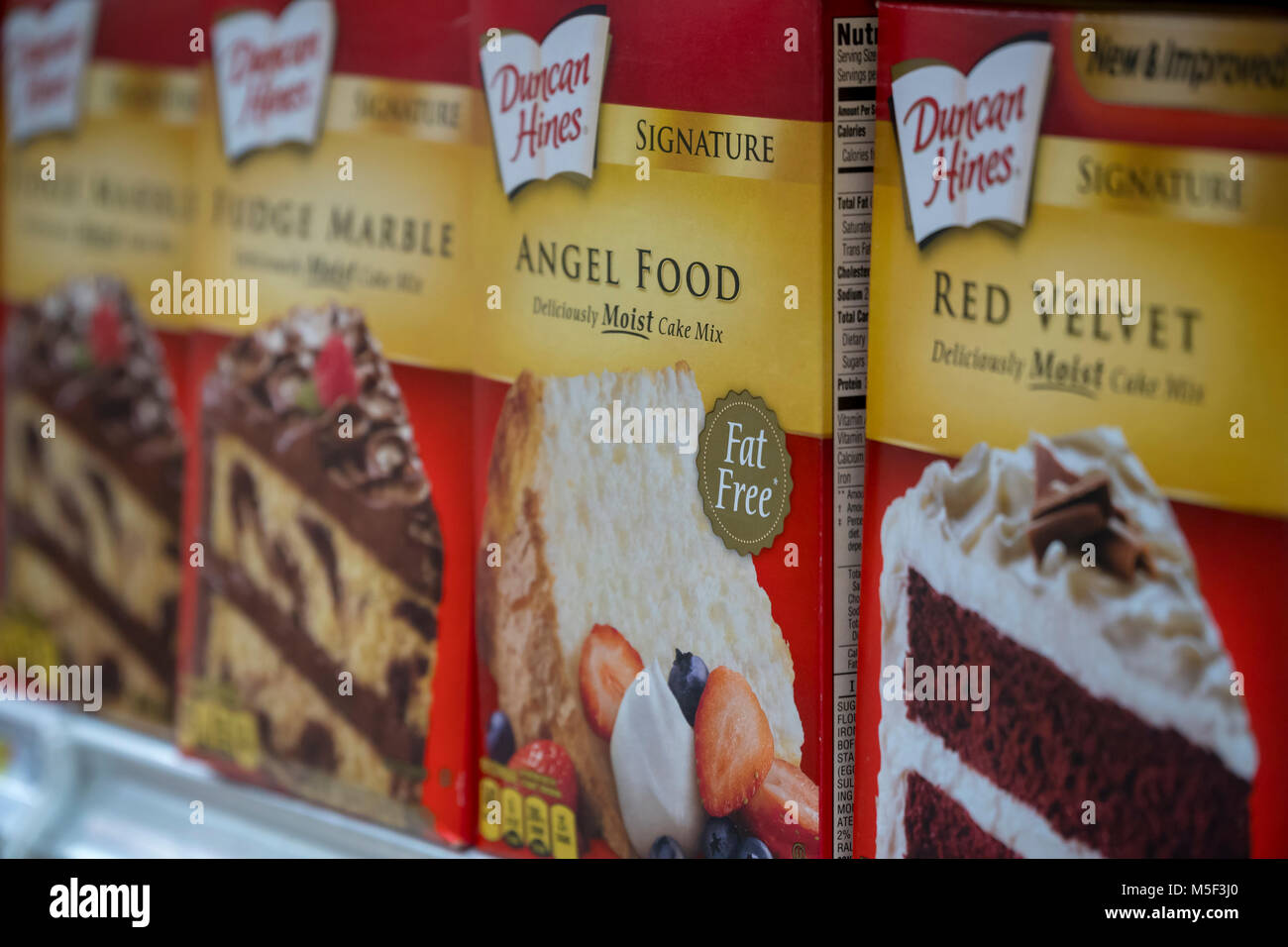 Cake In Supermarket In New Banque D Image Et Photos Alamy