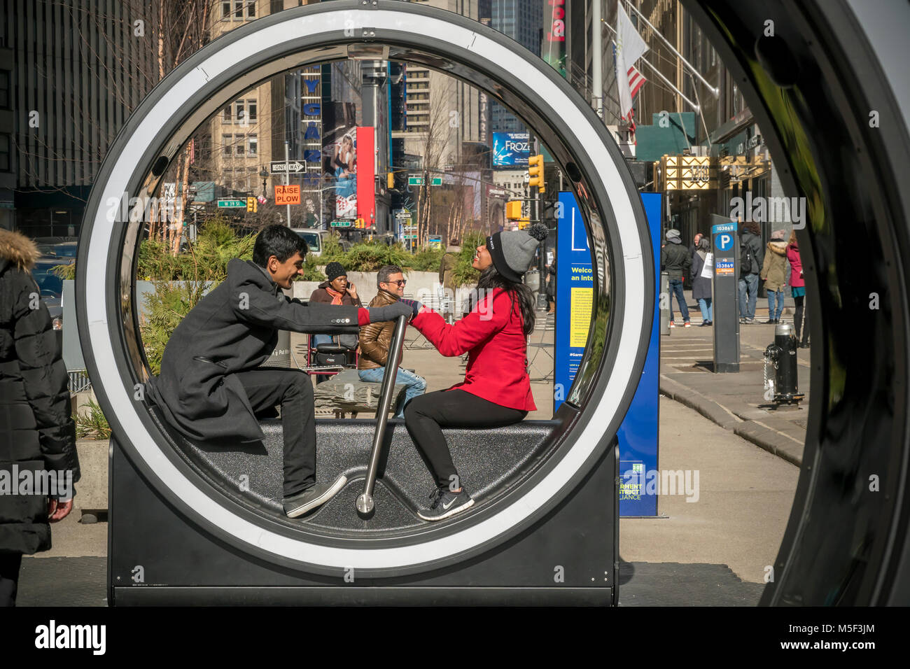 Les visiteurs du Garment District à New York s'amuser avec la nouvelle exposition d'art interactif 'boucle' le Samedi, Février 17, 2018. Six cylindres alimenté par les participants d'un levier de pompage créer un film d'animation avec de la musique sur la circonférence inspiré par zoetropes du 19e siècle. Créé par une équipe de Canadiens, 'boucle' a été présentée pour la première fois à Montréal en 2016 et sera présentée dans la place publique dans le quartier de Garment jusqu'au 31 mars. (Â© Richard B. Levine) Banque D'Images