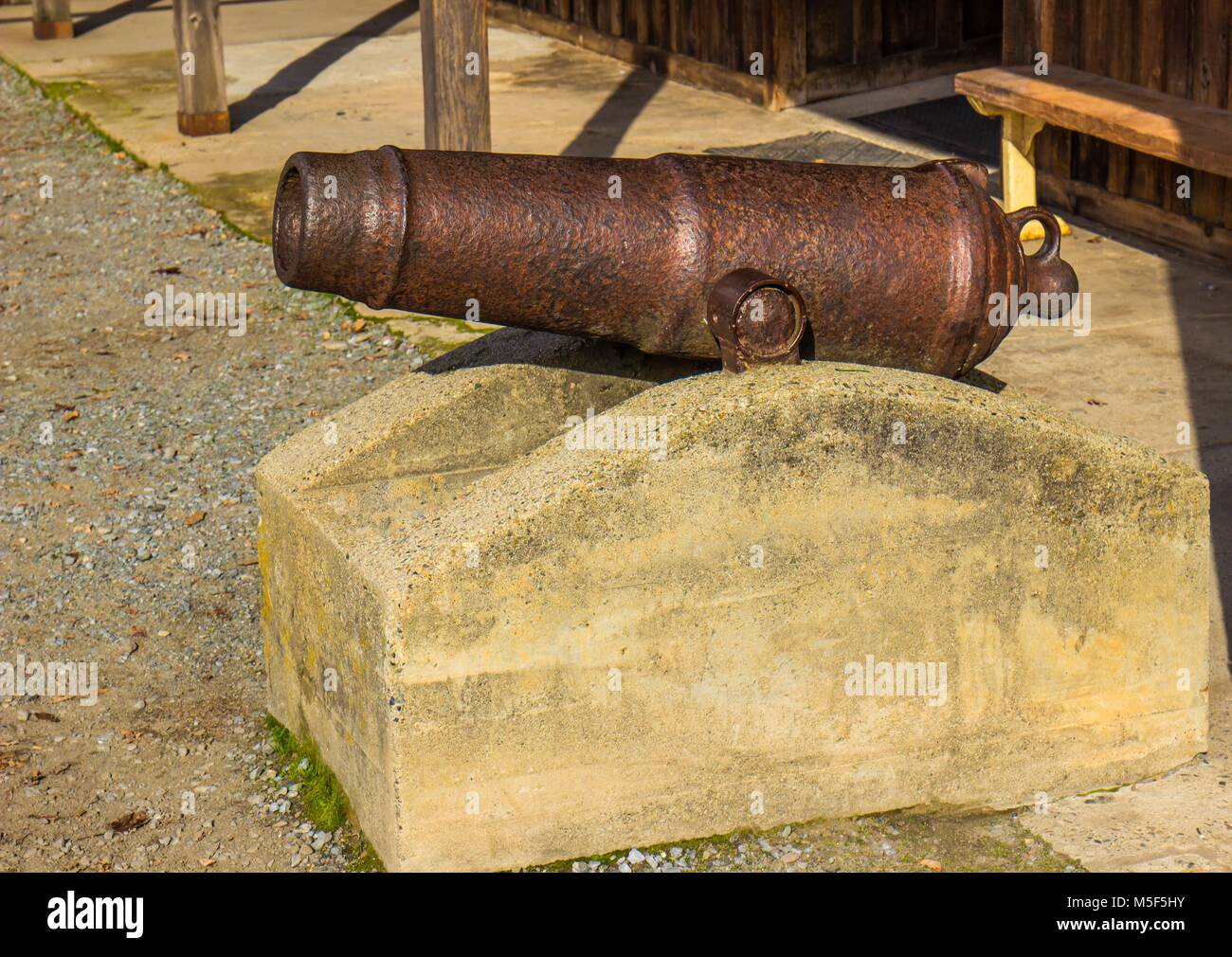 Vintage petit canon monté sur socle en béton Banque D'Images