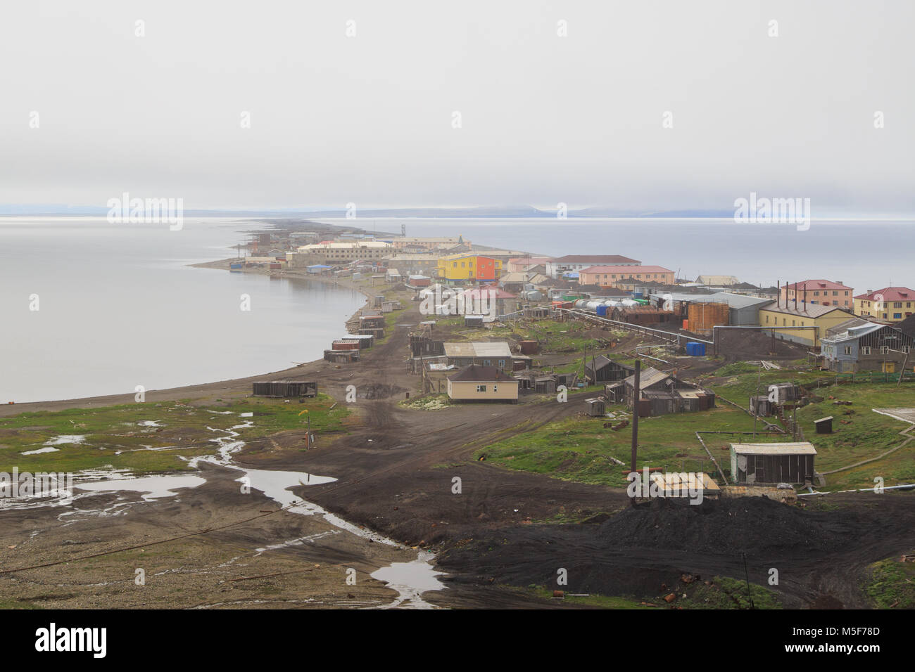 Uelen, Chukotski région, Russie - Règlement Uelen, 28 juin 2017 : elle est visible à partir de règlement ci-dessus. Banque D'Images