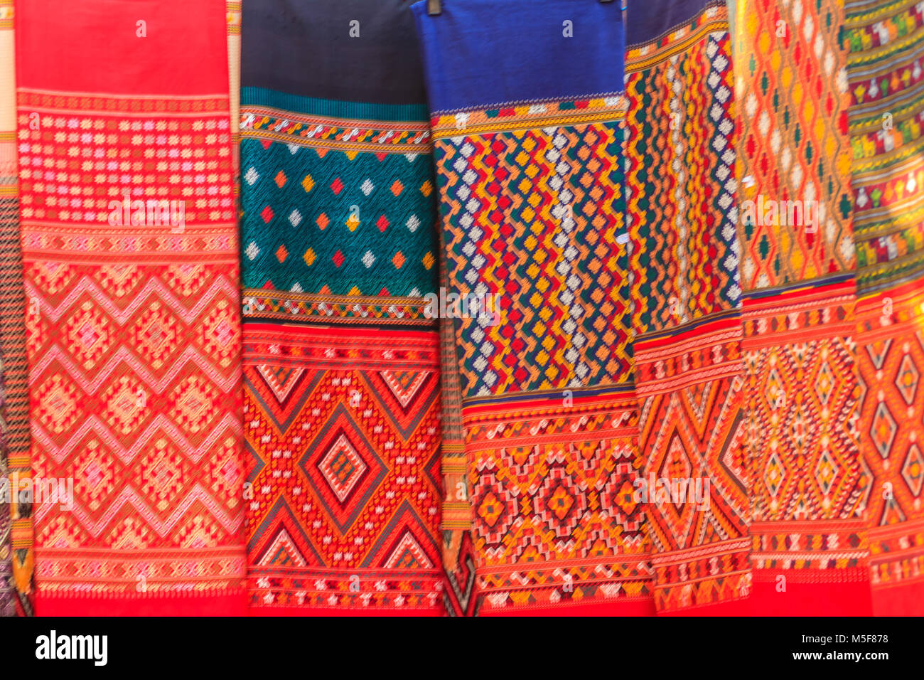 Natif de colorés de style thaïlandais, la soie. Beaux tissus faits à la  main tissu en soie thaïlandaise textured Photo Stock - Alamy
