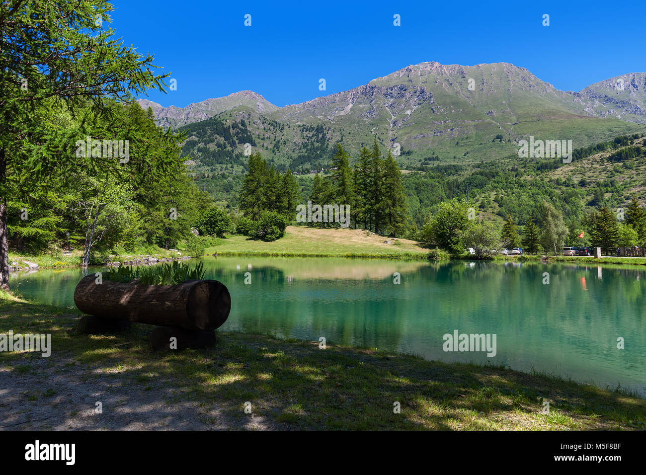 Petit lac alpin Laux entourée par des arbres et montagnes en Piémont, Italie du Nord. Banque D'Images