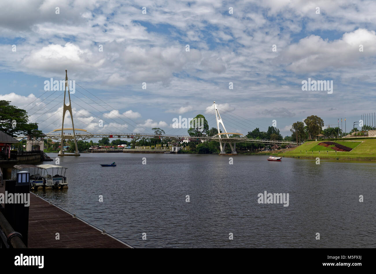 Le Darul Hana Pont sur la rivière Sarawak Kuching, Malaisie, Banque D'Images