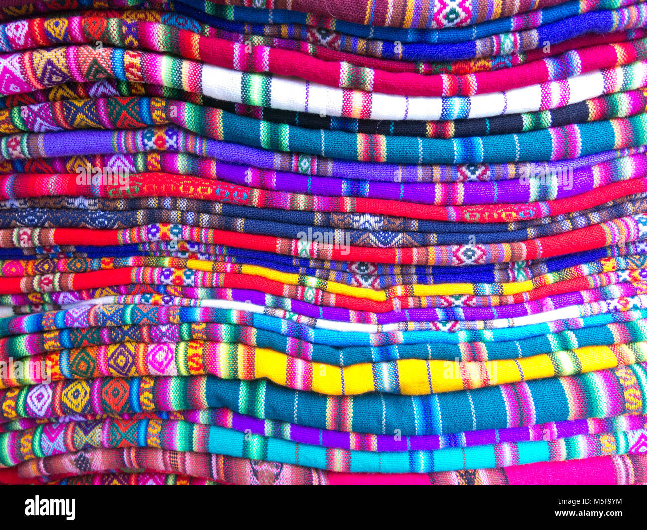 Communauté andine des couvertures dans un marché de rue, La Paz, Bolivie. La photo fonctionne comme un arrière-plan. La culture andine, des peuples quechua et aymara. Banque D'Images