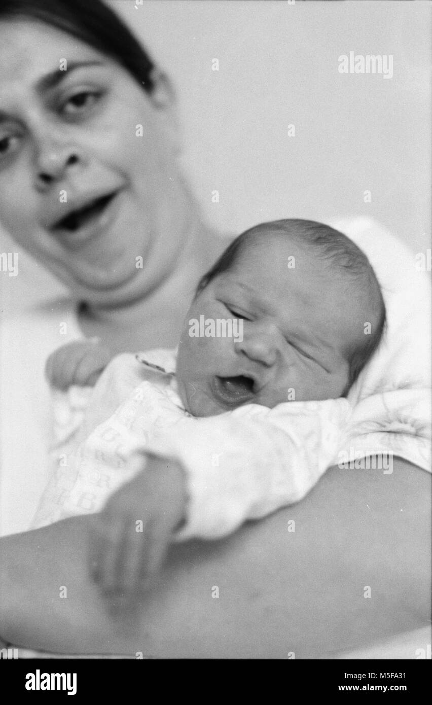 Portrait De Maman Avec Le Bebe Nouveau Ne Fille A L Hopital Les Baillements Noir Et Blanc Photo Stock Alamy