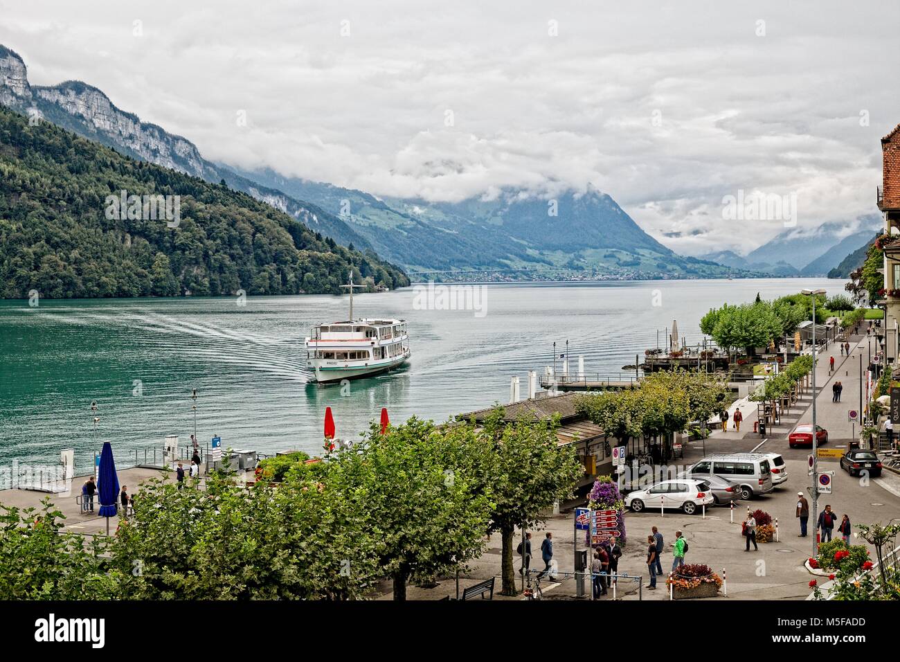 Il y a un constant mouvement de ferry sur le lac de Lucerne, reliant les villages et villes du littoral, en plus des touristes Banque D'Images