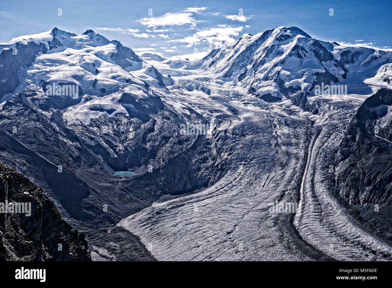 Glacier descendant du sommet du Mont Rose au-dessus de Zermatt, Suisse. Banque D'Images