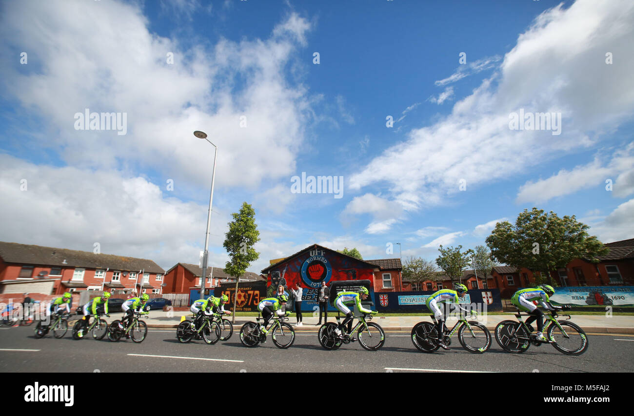 Team Cannondale (ITA) cycle passé pro-britanniques de peintures murales loyalistes à l'est au cours de la pratique de Belfast avant la session 2014 Tour d'Italie cycliste à Belfast (Irlande du Nord), 09 mai 2014. Belfast est l'hôte du Giro d'Italia (Grande Grand Départ Partenza) avec trois jours d'action vélo du 9 au 11 mai 2014. Banque D'Images