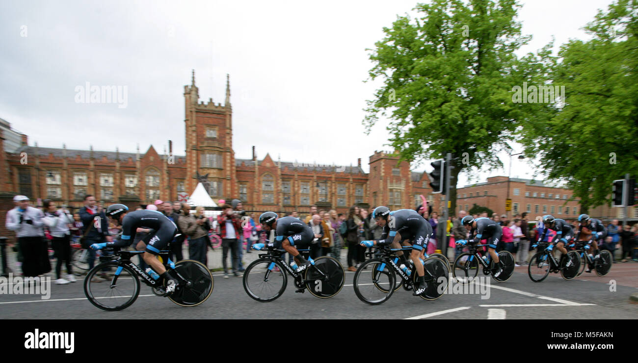 L'équipe Sky (GBR) devant l'Université Queen's de Belfast, au cours de la première étape du Tour d'Italie 2014, un 21km stade, le 9 mai 2014 à Belfast, en Irlande du Nord. Banque D'Images