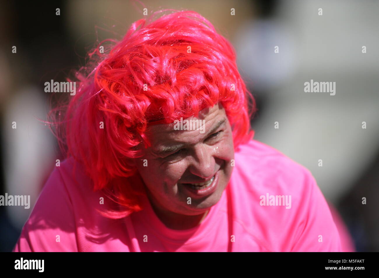 Le Giro d'Italia (italien : ˈDʒiːro diˈtaːlja [prononciation] ; Anglais : Tour de l'Italie ; alias le Giro) est un stade multi-annuel bicycle race principalement eu lieu en Italie, tout en passant par l'occasion, des pays proches. La première course a été organisée en 1909 pour augmenter les ventes du journal La Gazzetta dello Sport ; cependant il est actuellement géré par Rcs Sport.[5][6] La course a lieu chaque année depuis sa première édition en 1909, sauf lorsqu'il a été arrêté pendant les deux guerres mondiales.[3] Comme le Giro a pris de l'importance et la popularité de la course a été allongée, et le peloton a élargi Banque D'Images