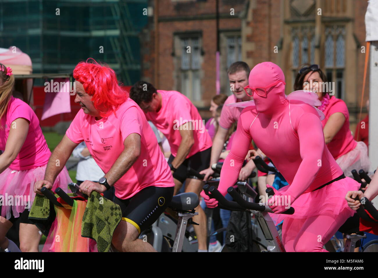 Le Giro d'Italia (italien : ˈDʒiːro diˈtaːlja [prononciation] ; Anglais : Tour de l'Italie ; alias le Giro) est un stade multi-annuel bicycle race principalement eu lieu en Italie, tout en passant par l'occasion, des pays proches. La première course a été organisée en 1909 pour augmenter les ventes du journal La Gazzetta dello Sport ; cependant il est actuellement géré par Rcs Sport.[5][6] La course a lieu chaque année depuis sa première édition en 1909, sauf lorsqu'il a été arrêté pendant les deux guerres mondiales.[3] Comme le Giro a pris de l'importance et la popularité de la course a été allongée, et le peloton a élargi Banque D'Images