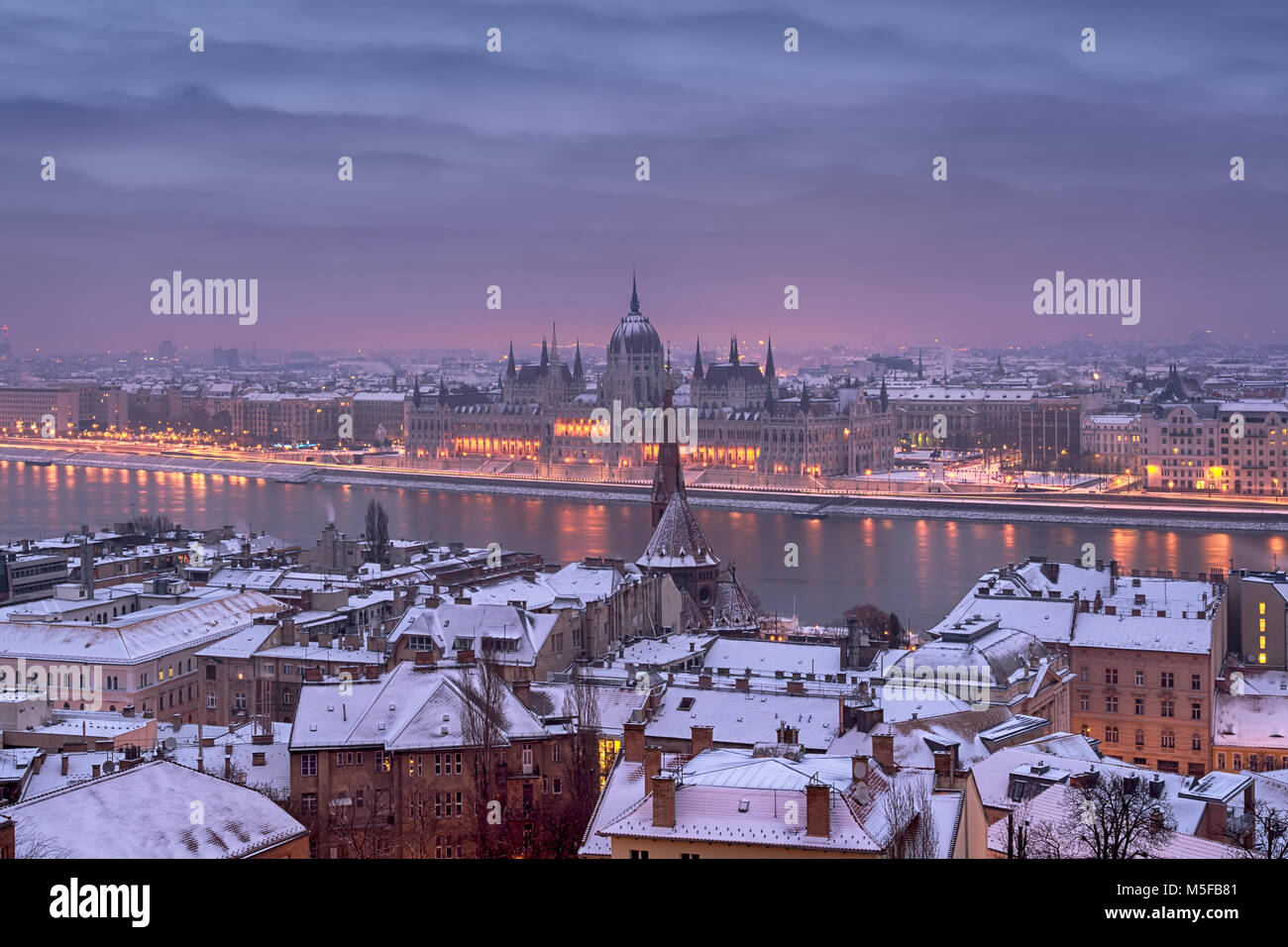 Pause de la journée dans la ville de Budapest en hiver, les toits couverts de neige, rivière, le Parlement Banque D'Images