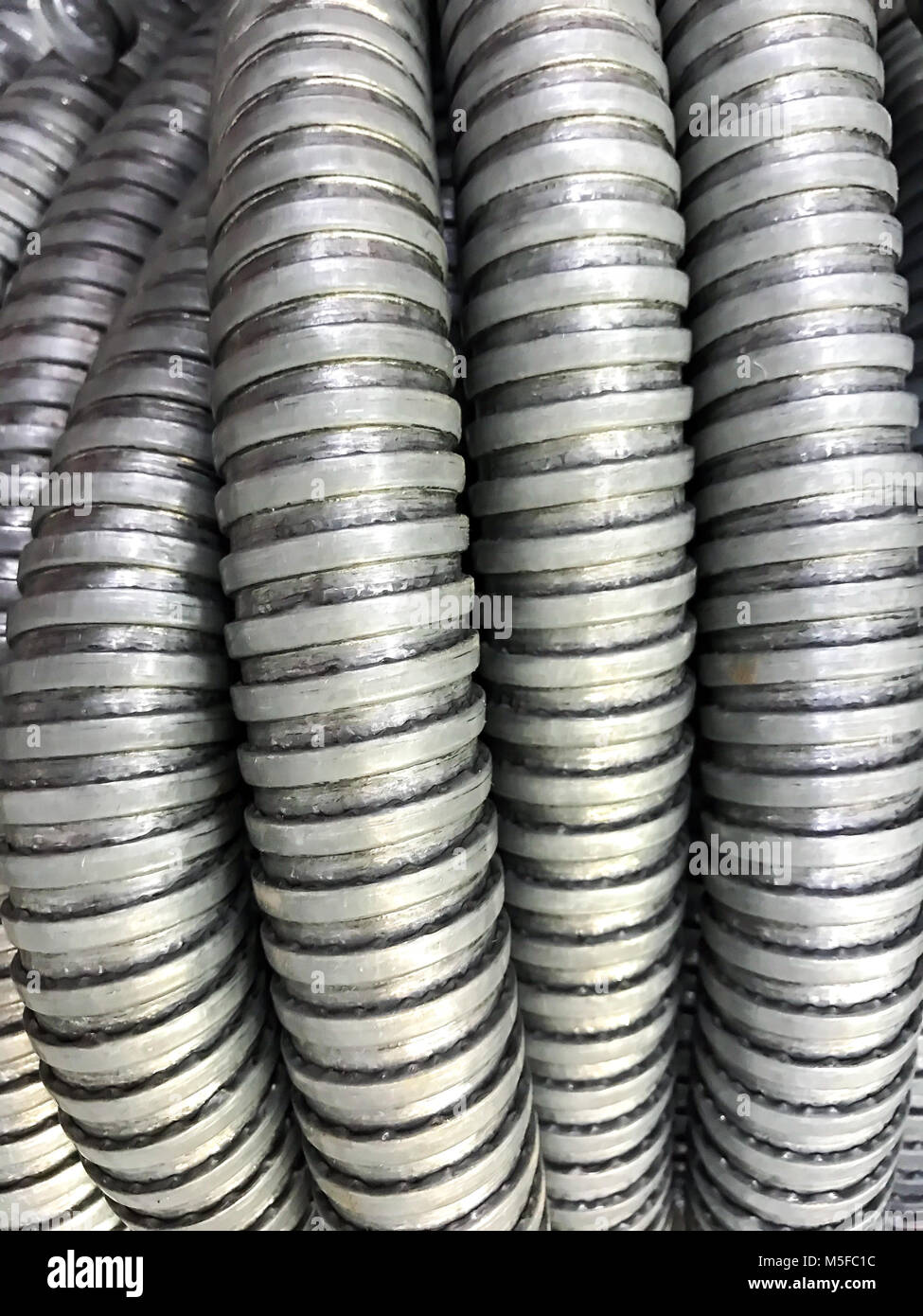 Fond gris métal ondulé tubes. Studio Photo Banque D'Images