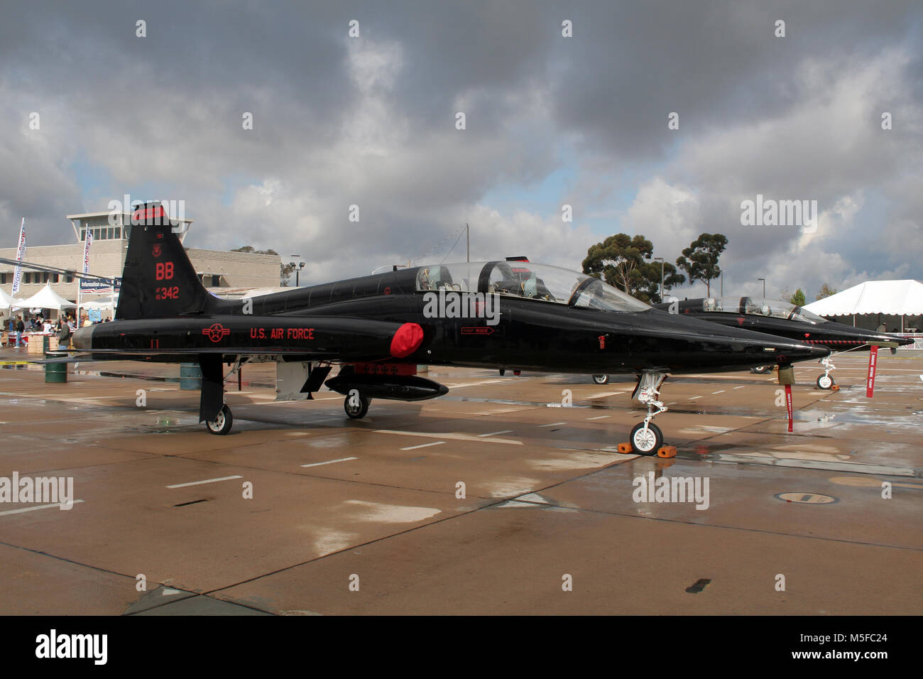 MIRAMAR, Californie, USA - oct 15, 2016 : Black US Air Force Northrop T-38 Talon jet un formateur de Beale 1e Escadron de reconnaissance sur un affichage Banque D'Images