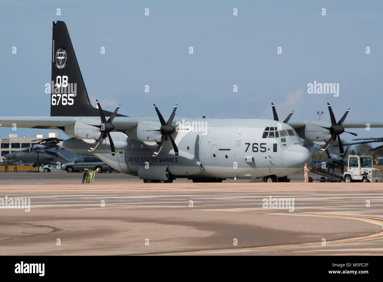 MIRAMAR, Californie, USA - oct 15, 2016 : les Marines américains Lockheed C-130 Hercules de cargo sur le tarmac de l'Airshow MCAS Miramar. Banque D'Images