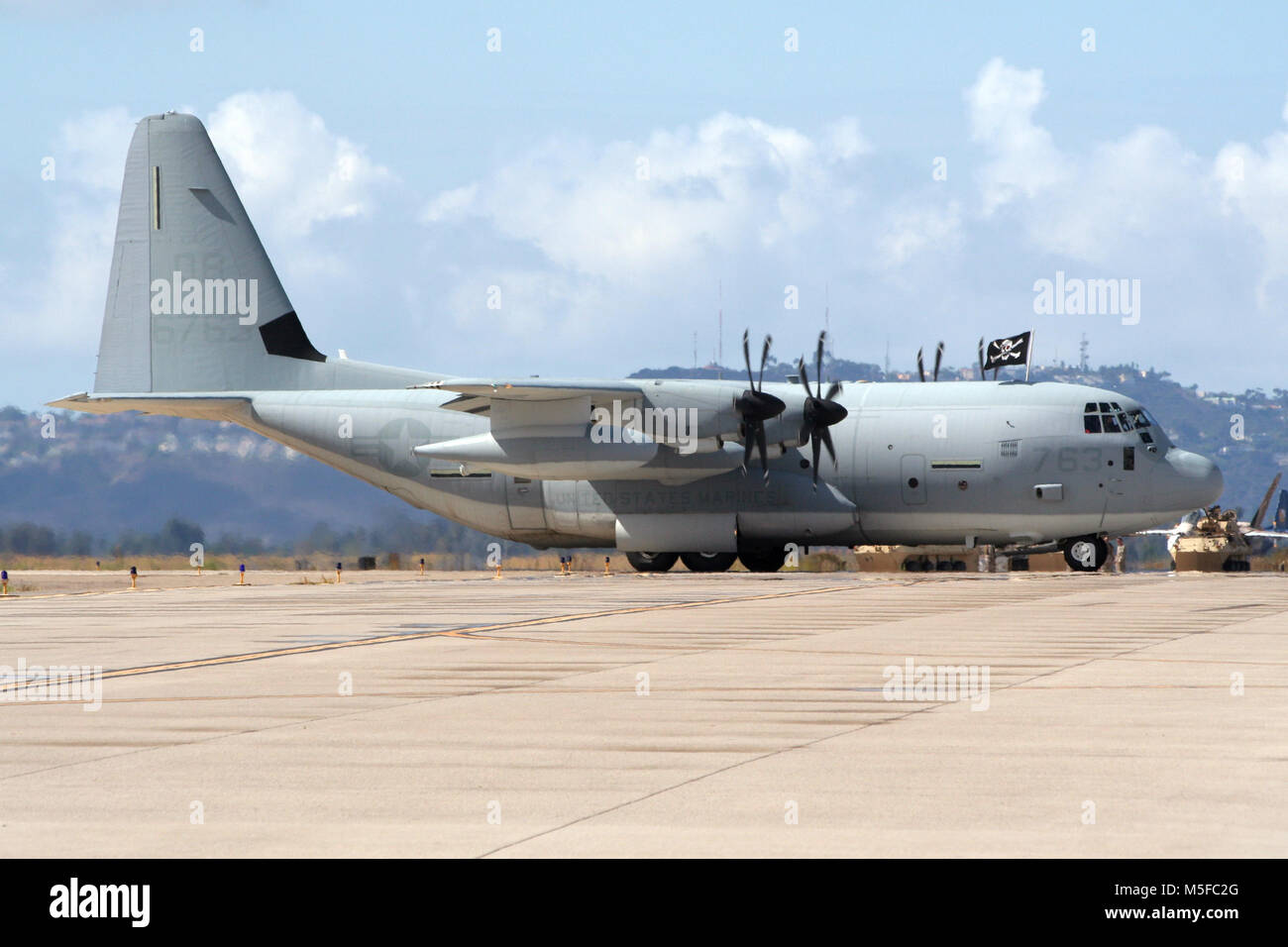 MIRAMAR, Californie, USA - oct 15, 2016 : les Marines américains Lockheed C-130 Hercules de cargo sur le tarmac de l'Airshow MCAS Miramar. Banque D'Images