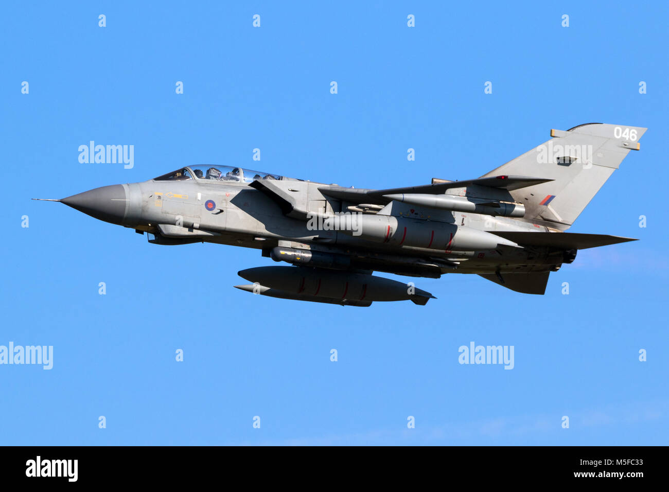 LEEUWARDEN, Pays-Bas - MAR 28, 2017 : Royal Air Force britannique Tornado GR-4 bombardier avion en vol au cours de l'exercice OTAN Frisian Flag. Banque D'Images