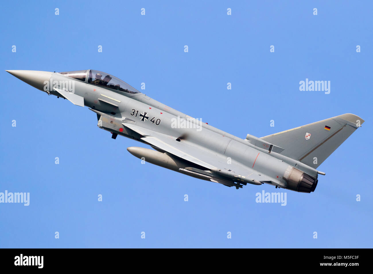 LEEUWARDEN, Pays-Bas - MAR 28, 2017 : German Air Force Eurofighter Typhoon jet chasse plaine en vol pendant l'exercice Frisian Flag. Banque D'Images