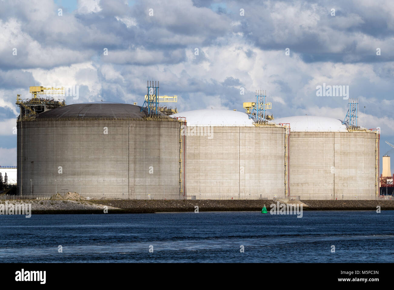 Rangée de réservoirs de stockage de pétrole dans le port de Rotterdam. Banque D'Images