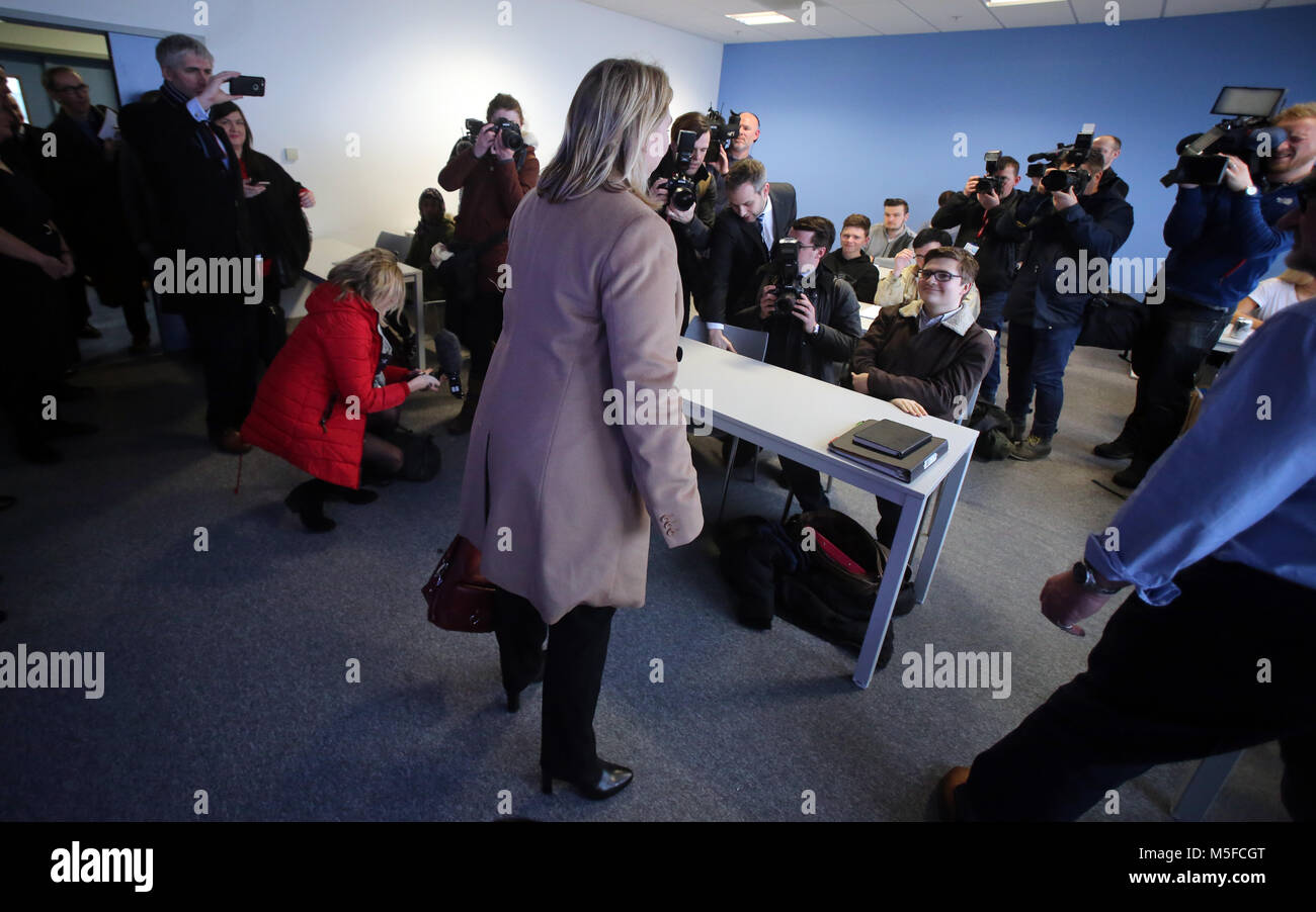 L'Irlande du Nord nouveau secrétaire d'État Karen Bradley arrive à Belfast Metropolitan College, à Belfast, le mercredi, Janvier 10th, 2018. Au cours de son premier voyage à Belfast, Mme Bradley, qui n'a jamais été à l'Irlande du Nord avant, a dit qu'elle avait parlé à tous les principaux chefs de parti et qui avait de nombreux défis à venir. Elle a auparavant occupé le rôle de secrétaire de la culture, jusqu'à ce que le premier ministre Theresa peut remanié son cabinet lundi. Mme Bradley remplacé James Brokenshire, qui a quitté son rôle en tant que secrétaire de l'Irlande du Nord pour des raisons de santé. Photo/Paul McErlane Banque D'Images