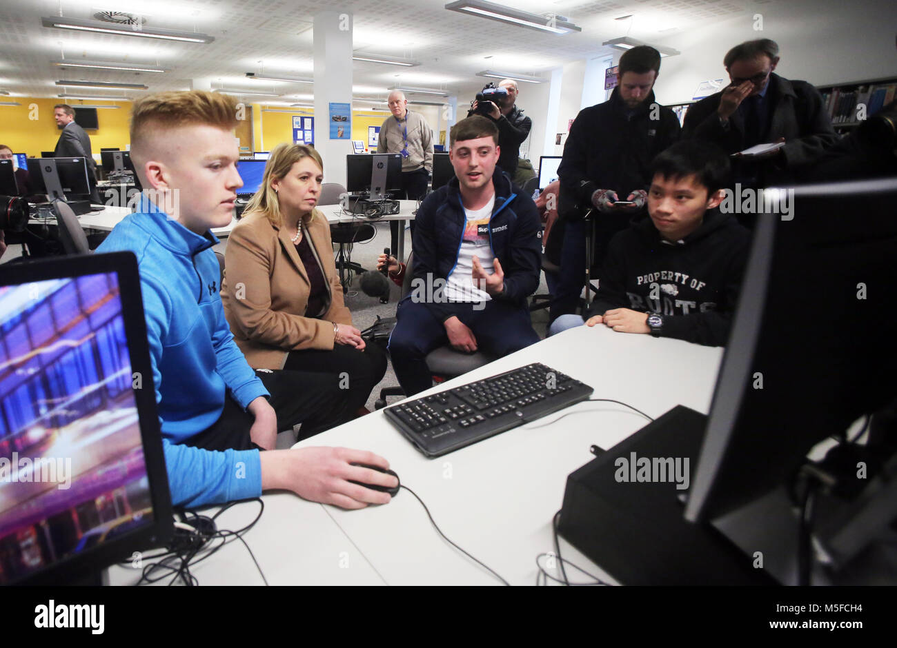 L'Irlande du Nord nouveau secrétaire d'État Karen Bradley arrive à Belfast Metropolitan College, à Belfast, le mercredi, Janvier 10th, 2018. Au cours de son premier voyage à Belfast, Mme Bradley, qui n'a jamais été à l'Irlande du Nord avant, a dit qu'elle avait parlé à tous les principaux chefs de parti et qui avait de nombreux défis à venir. Elle a auparavant occupé le rôle de secrétaire de la culture, jusqu'à ce que le premier ministre Theresa peut remanié son cabinet lundi. Mme Bradley remplacé James Brokenshire, qui a quitté son rôle en tant que secrétaire de l'Irlande du Nord pour des raisons de santé. Photo/Paul McErlane Banque D'Images