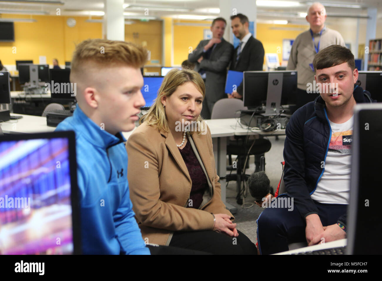 L'Irlande du Nord nouveau secrétaire d'État Karen Bradley arrive à Belfast Metropolitan College, à Belfast, le mercredi, Janvier 10th, 2018. Au cours de son premier voyage à Belfast, Mme Bradley, qui n'a jamais été à l'Irlande du Nord avant, a dit qu'elle avait parlé à tous les principaux chefs de parti et qui avait de nombreux défis à venir. Elle a auparavant occupé le rôle de secrétaire de la culture, jusqu'à ce que le premier ministre Theresa peut remanié son cabinet lundi. Mme Bradley remplacé James Brokenshire, qui a quitté son rôle en tant que secrétaire de l'Irlande du Nord pour des raisons de santé. Photo/Paul McErlane Banque D'Images