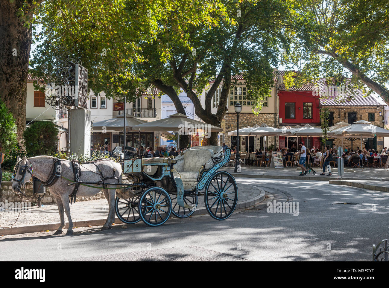 Cafés et restaurants au bord du lac dans le vieux quartier de Ioannina, par la rive du lac de Pamvotidha, l'Épire, nord-ouest de la Grèce Banque D'Images